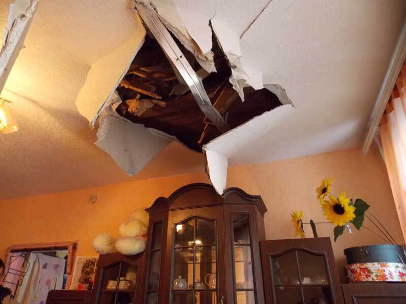 Сонник другая квартира. Потолок упал. Обвалился потолок в квартире. Рухнул потолок в квартире. Упал потолок в квартире.